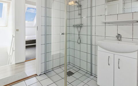 Majvi - 2.3Km from the Sea: Sol, Sol, Design Intérieur, Plafond, Luminaire Plomberie, Composite, Plomberie, Pièce, Salle De Bains, Appartement