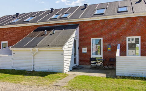 Majvi - 2.3Km from the Sea: Toit, Porte, Brickwork, Allée, Siding, Brique, Cour, Parking, Cheminée, Daylighting