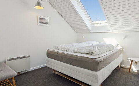 Majvi - 2.3Km from the Sea: Bois, Chambre, Design Intérieur, Sol, Sol, Plafond, Linge, Lit, Éclairage, Meubles