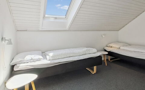 Majvi - 2.3Km from the Sea: Chambre, Bois, Lit, Sol, Sol, Drap De Lit, Literie, Design Intérieur, Plafond, Cadre De Lit