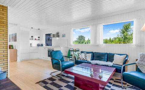 Tabetha - 800M from the Sea: Design Intérieur, Plafond, Sol, Canapé, Meubles, Sol, Salon, Pièce, Éclairage, Domicile