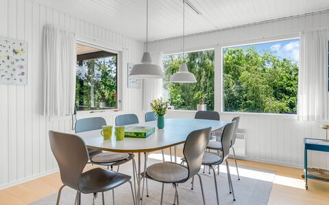 Tabetha - 800M from the Sea: Design Intérieur, Meubles, Sol, Sol, Bois, Plafond, Table Cuisine Et Salle A Manger, Salle À Manger, Chaise, Table