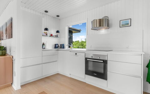 Tabetha - 800M from the Sea: Sol, Design Intérieur, Bois, Sol, Appareil De Cuisine, Comptoir, Cuisine, Cabinetry, Plafond, Parquet