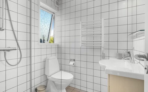 Tabetha - 800M from the Sea: Luminaire Plomberie, Sol, Siège De Toilette, Salle De Bains, Sol, Toilette, Design Intérieur, Plomberie, Tuile, Évier