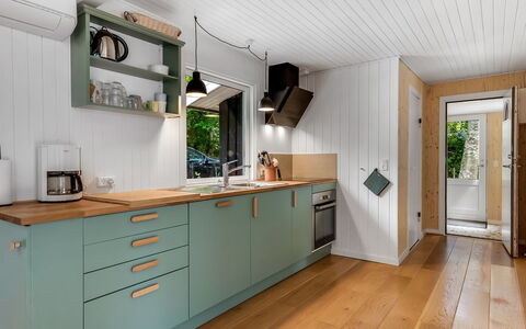 Hejne - 600M from the Sea: Cuisine, Comptoir, Appareil De Cuisine, Bois, Sol, Design Intérieur, Principaux Appliance, Cabinetry, Meubles, Sol