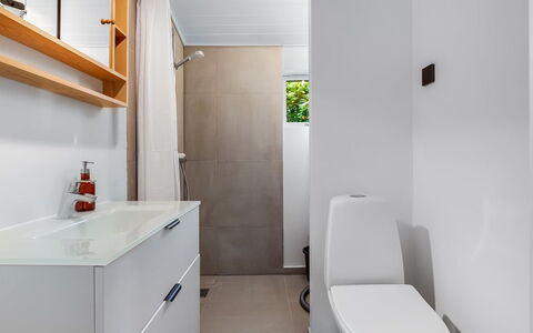 Hejne - 600M from the Sea: Sol, Luminaire Plomberie, Mur, Sol, Design Intérieur, Salle De Bains, Évier, Armoire De Toilette, Lavabo, Robinet