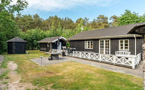 Alivia - 500M from the Sea: Chalet, Maison, Domicile, Toit, Batiments Jardin, Biens, Siding, Cour, Cabane En Rondins, Jardin