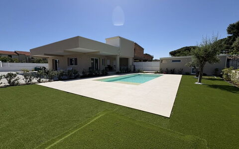 Villa Marzia - Augusta: Pelouse, Jardin, Gazon Artificiel, Biens, Cour, Aménagement Paysager, Arrière-Cour, Ombre, Villa, Cour