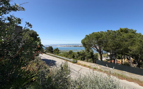Villa Marzia - Augusta: Ciel, Bleu, Arbre, Feuille, Végétation, Arbuste, Rue, Côte, Clôture