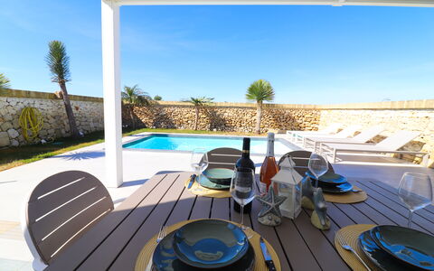 Villa Ginevra Luxury Otranto: Bleu, Piscine, Mobilier De Jardin, Recours, Meubles, Composite, Ombre, Chaise, Loisir, Eco Hôtel
