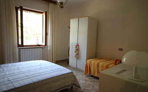 Il Paradiso tra Gli Ulivi: Lit, Chambre, Meubles, Drap De Lit, Mur, Design Intérieur, Literie, Bois, Sol, Sol
