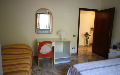 Il Paradiso tra Gli Ulivi: Meubles, Sol, Chambre, Sol, Bois, Lit, Design Intérieur, Drap De Lit, Pièce, Literie