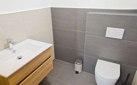 Eben: Sol, Sol, Toilette, Siège De Toilette, Luminaire Plomberie, Salle De Bains, Design Intérieur, Tuile, Plomberie, Lavabo