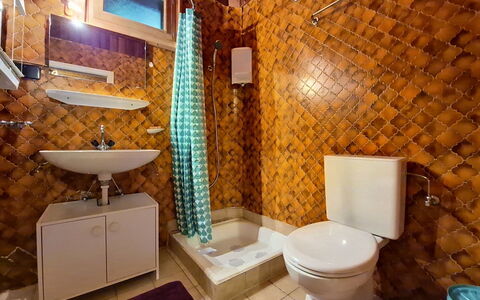 Le Mayen D'Ovronnaz: Design Intérieur, Sol, Luminaire Plomberie, Bois, Sol, Salle De Bains, Plomberie, Siège De Toilette, Évier, Pièce
