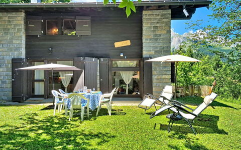 Le Mayen D'Ovronnaz: Domicile, Maison, Chalet, Jardin, Couverture De Sol, Porte, Cour, Arrière-Cour, Siding, Pelouse