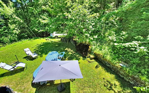 Le Mayen D'Ovronnaz: Végétation, Arbuste, Jardin, Couverture De Sol, Pelouse, Aménagement Paysager, Cour, Arrière-Cour, Ombre, Mobilier De Jardin