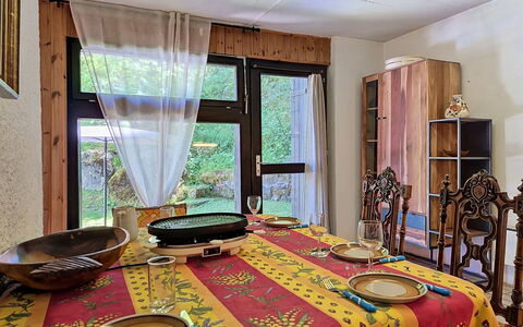 Le Mayen D'Ovronnaz: Meubles, Design Intérieur, Bois, Sol, Textile, Pièce, Table, Sol, Éclairage, Salle À Manger