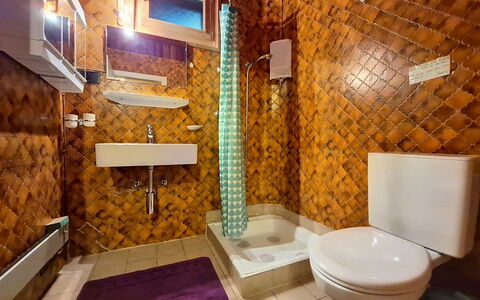 Le Mayen D'Ovronnaz: Design Intérieur, Luminaire Plomberie, Sol, Bois, Sol, Salle De Bains, Plomberie, Éclairage, Robinet, Tuile