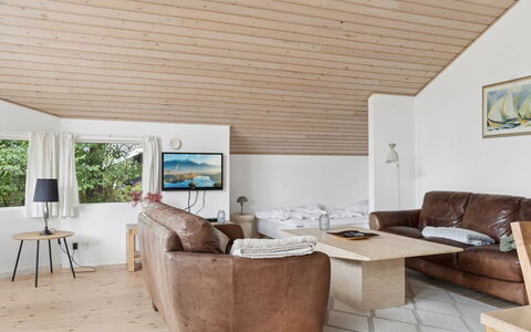 Veljan - 300M from the Sea: Meubles, Design Intérieur, Sol, Bois, Plafond, Sol, Canapé, Parquet, Pièce, Salon