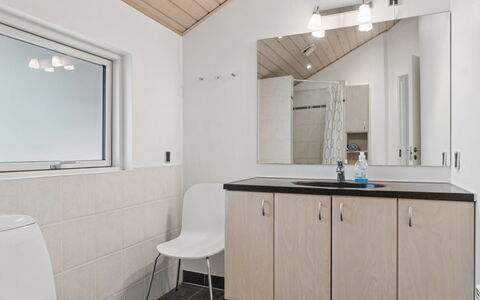 Veljan - 300M from the Sea: Luminaire Plomberie, Design Intérieur, Mur, Lavabo, Sol, Évier, Salle De Bains, Armoire De Toilette, Sol, Robinet