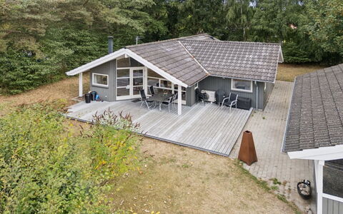 Veljan - 300M from the Sea: Maison, Toit, Domicile, Chalet, Arbuste, Couverture De Sol, Biens, Ferme, Siding, Batiments Jardin