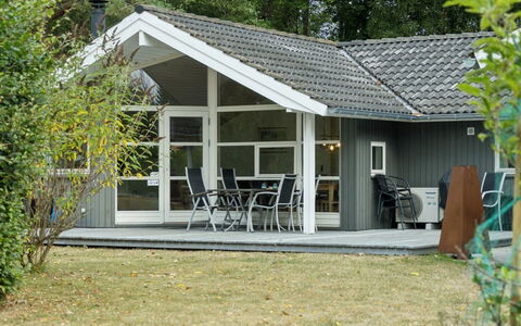 Veljan - 300M from the Sea: Maison, Toit, Domicile, Chalet, Arbuste, Couverture De Sol, Biens, Ferme, Siding, Batiments Jardin