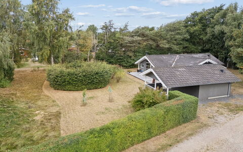 Veljan - 300M from the Sea: Maison, Toit, Domicile, Chalet, Arbuste, Couverture De Sol, Biens, Ferme, Siding, Batiments Jardin
