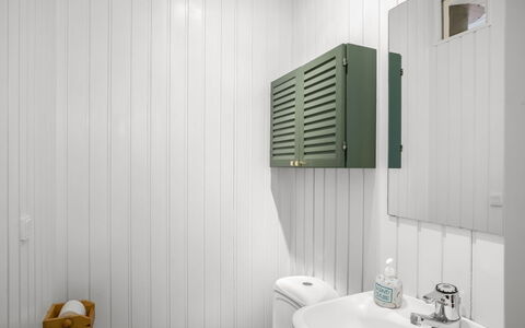 Ruka - 600M from the Sea: Luminaire Plomberie, Design Intérieur, Salle De Bains, Plafond, Sol, Évier, Sol, Robinet, Plomberie, Armoire De Toilette