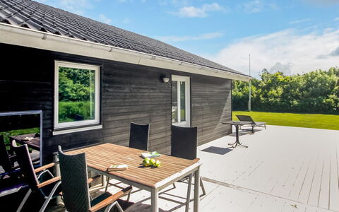 Ruka - 600M from the Sea: Bois, Domicile, Siding, Planche, Chalet, Dur, Mobilier De Jardin, Ombre, Porche, Plate-Forme