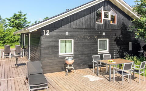 Ruka - 600M from the Sea: Bois, Planche, Dur, Chalet, Plate-Forme, Siding, Tache De Bois, Ombre, Parquet, Porche
