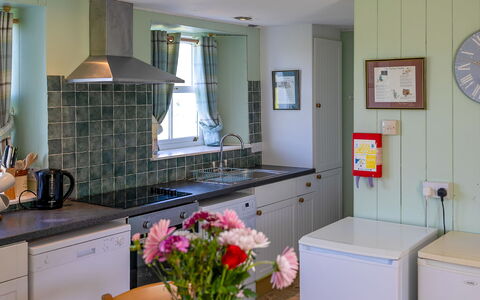 Strathnoon: Design Intérieur, Meubles, Cuisine, Comptoir, Sol, Appareil De Cuisine, Plafond, Sol, Luminaire, Cabinetry