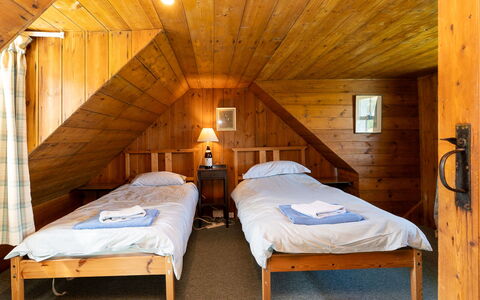 Strathnoon: Lit, Meubles, Chambre, Bois, Design Intérieur, Sol, Plafond, Sol, Drap De Lit, Literie