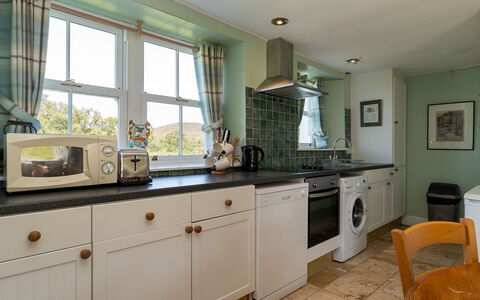 Strathnoon: Cuisine, Appareil De Cuisine, Design Intérieur, Cabinetry, Comptoir, Sol, Meubles, Principaux Appliance, Plafond, Pièce