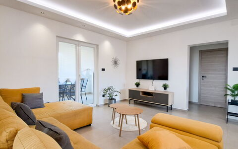 Nona: Meubles, Design Intérieur, Sol, Sol, Canapé, Mur, Bois, Plafond, Salon, Pièce