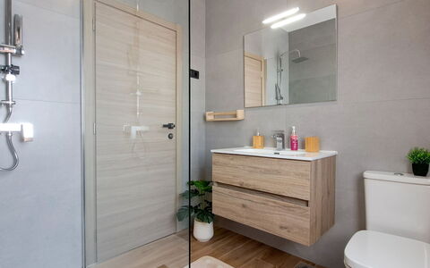 Nona: Sol, Luminaire Plomberie, Sol, Salle De Bains, Armoire De Toilette, Design Intérieur, Toilette, Lavabo, Évier, Robinet
