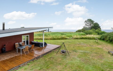 Apsolon - 100M from the Sea: Lot Terre, Domicile, Toit, Chalet, Ombre, Biens, Ferme, Pelouse, Cour, Porche