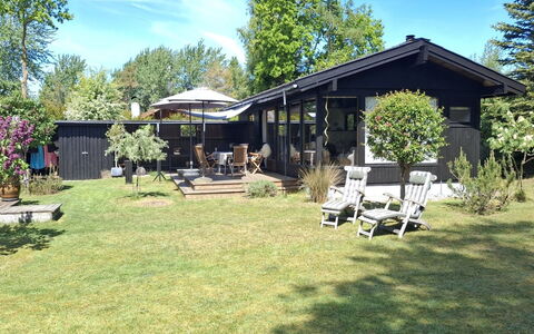 Thorunn - 250M from the Sea: Herbe, Maison, Domicile, Arbuste, Zone Résidentielle, Toit, Jardin, Chalet, Lot Terre