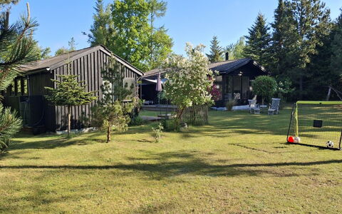 Thorunn - 250M from the Sea: Arbre, Herbe, Maison, Arbuste, Jardin, Domicile, Pelouse, Lot Terre, Chalet