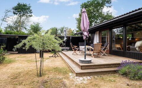 Thorunn - 250M from the Sea: Bois, Domicile, Jardin, Chalet, Ombre, Plate-Forme, Arrière-Cour, Mobilier De Jardin, Pot De Fleur