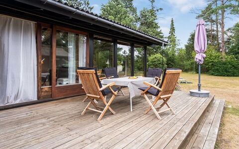 Thorunn - 250M from the Sea: Bois, Domicile, Chalet, Dur, Porche, Porte, Plate-Forme, Ombre, Planche, Batiments Jardin