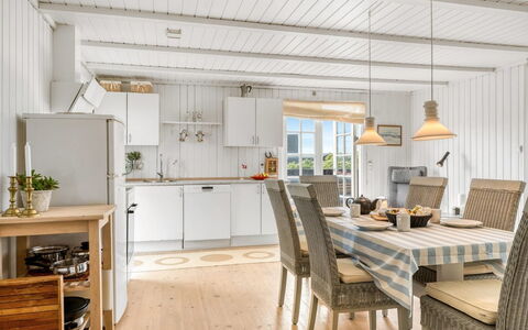 Melita - 300M from the Sea: Bois, Sol, Meubles, Design Intérieur, Plafond, Sol, Domicile, Cuisine, Table Cuisine Et Salle A Manger, Parquet