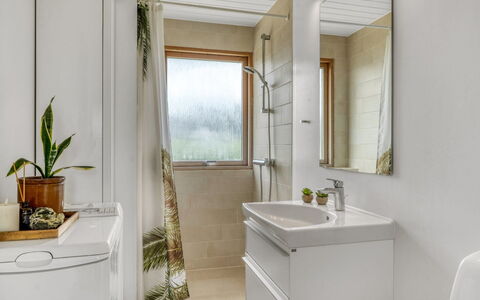 Melita - 300M from the Sea: Luminaire Plomberie, Design Intérieur, Salle De Bains, Sol, Évier, Sol, Robinet, Armoire De Toilette, Plomberie, Lavabo