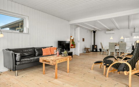 Melita - 300M from the Sea: Sol, Bois, Sol, Plafond, Parquet, Design Intérieur, Meubles, Revêtement De Sol Stratifié, Canapé, Salon