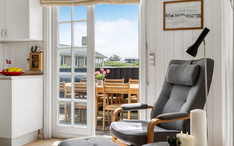 Melita - 300M from the Sea: Meubles, Sol, Bois, Design Intérieur, Chaise, Sol, Domicile, Parquet, Éclairage, Salon
