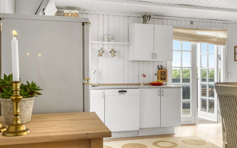 Melita - 300M from the Sea: Sol, Cuisine, Bois, Design Intérieur, Sol, Comptoir, Cabinetry, Principaux Appliance, Appareil De Cuisine, Meubles