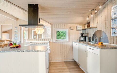 Esalina - 800M from the Sea: Bois, Cuisine, Design Intérieur, Plafond, Comptoir, Sol, Appareil De Cuisine, Domicile, Meubles, Principaux Appliance