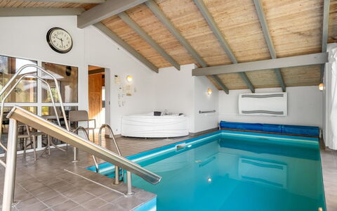 Gertrud - 800M from the Sea: Design Intérieur, Plafond, Piscine, Meubles, Recours, Grenier, Hôtel, Dur, Faisceau, Centre De Loisirs
