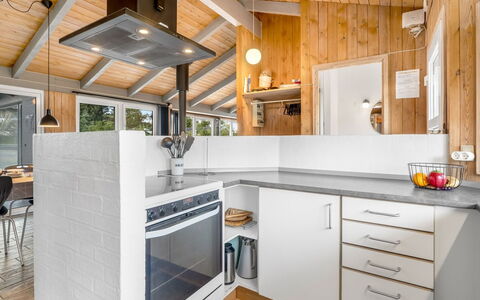 Gertrud - 800M from the Sea: Cuisine, Bois, Design Intérieur, Plafond, Sol, Comptoir, Principaux Appliance, Appareil De Cuisine, Sol, Pièce