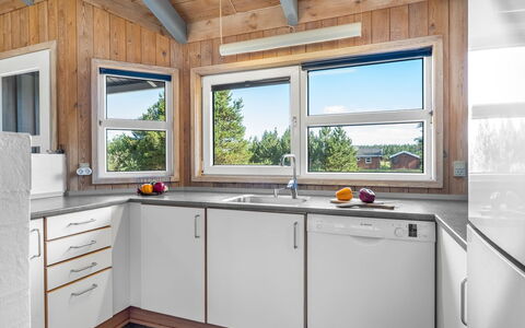 Gertrud - 800M from the Sea: Bois, Cuisine, Principaux Appliance, Appareil De Cuisine, Design Intérieur, Sol, Comptoir, Domicile, Luminaire Plomberie, Électroménager