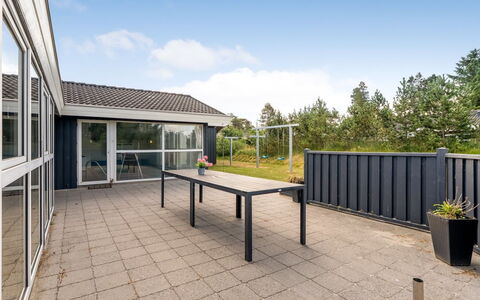 Gertrud - 800M from the Sea: Domicile, Composite, Ombre, Biens, Cour, Conception, Daylighting, Aménagement Paysager, Siding, Porche